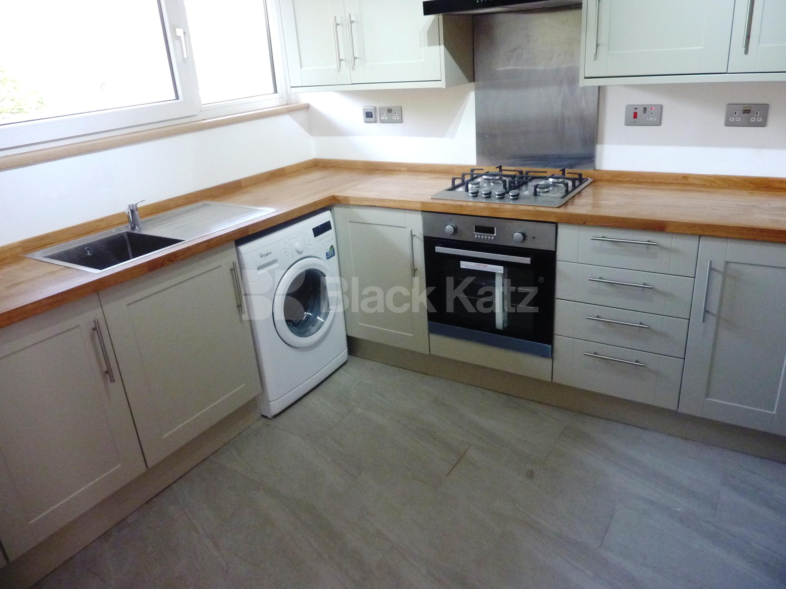 			SPACIOUS 3 BED FLAT SUITABLE FOR 4 SHARERS, 4 Bedroom, 1 bath, 1 reception Flat			 ROWSTOCK GARDENS , CAMDEN N7